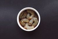 5、老干妈炒饭壕,虾仁剥好用生抽腌制15分钟去腥入味，也可以用料酒，不过我不喜欢料酒的味道。