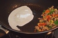 8、老干妈炒饭壕,把菜弄到一边，倒入蛋清翻炒。