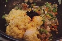 11、老干妈炒饭壕,放入米饭，加老干妈！