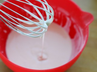 1、微波炉美食+地瓜糯米糍,倒入牛奶拌到无颗粒，拿起刮刀，糊糊很顺畅地滴落下来，纹路马上消失。