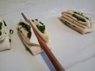 10、#咸味#快速发酵的花卷,将两个剂子叠在一起，用筷子在中间按压一下，然后松弛10分钟