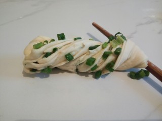 12、#咸味#快速发酵的花卷,朝一个方向扭动打结，制成花卷的生胚