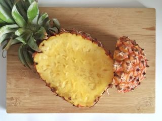 4、粗粮凤梨炒饭, 凤梨竖切去四分之一。