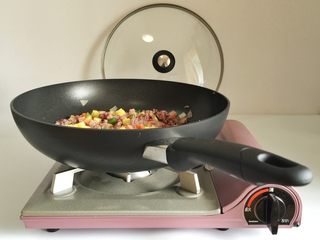 10、粗粮凤梨炒饭,关火，加入凤梨丁翻拌均匀，准备装盘。