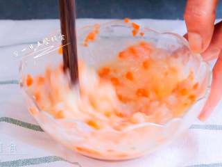 2、虾仁蒸茄盒,加入几滴料酒,10克食用油和1个蛋清搅匀,多搅打几圈,使馅和蛋清蓬松,放置腌制几分钟。