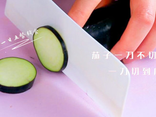 3、虾仁蒸茄盒,茄子一刀不切到底,一刀切到底。茄子皮不要去,去了蒸出来的茄子会散。从营养方面吃茄子最好不要去皮,因为茄子皮里面含有维生素B,维生素B和维生素C是一对好搭档,维生素C的代谢过程中需要维生素B的支持,带皮吃茄子有助于促进维生素C的吸收。