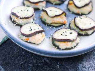 6、虾仁蒸茄盒,一口下去,软软嫩嫩,基本不需要咀嚼,即使不爱吃茄子的小盆友也不会抗拒,蒸完后闻不出茄子味。