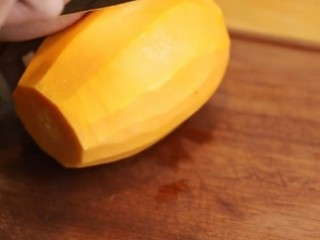1、木瓜牛奶,木瓜洗净去皮