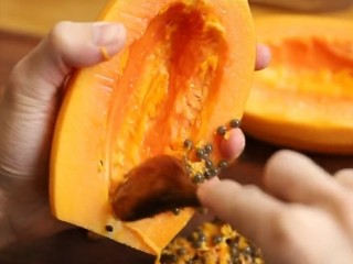 3、木瓜牛奶,去籽
