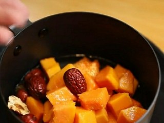 7、木瓜牛奶,放入红枣