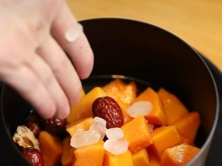 8、木瓜牛奶,放入冰糖