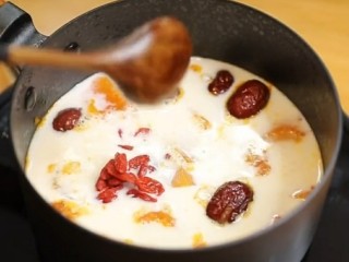 12、木瓜牛奶,放入枸杞