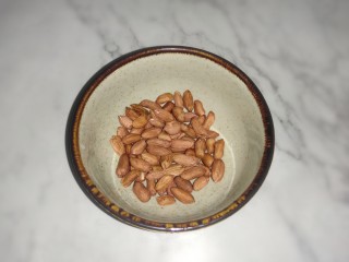 2、红豆花生燕麦粥,花生米30克,洗干净沥水备用。