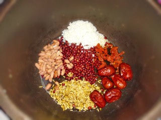 6、红豆花生燕麦粥,糯米50克,洗干净沥水,如同其它食材一起放入锅内。