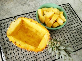 4、菠萝咕咾肉,这样就干净了，菠萝肉要放在淡盐水中泡半个小时左右哦