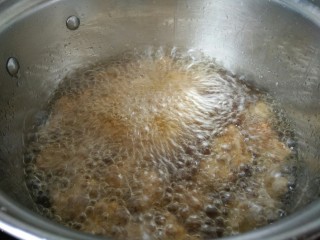 9、菠萝咕咾肉,再放入热油中炸透