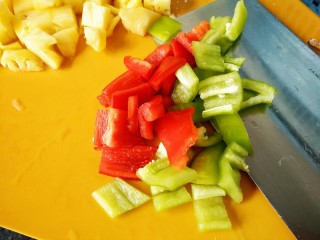 11、菠萝咕咾肉,准备好青红椒切成小块备用