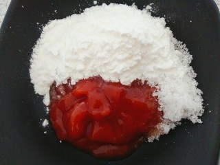 12、菠萝咕咾肉,我们来调料汁：番茄酱加白糖和淀粉