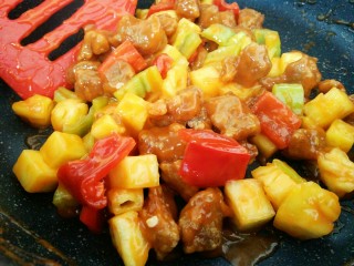 18、菠萝咕咾肉,最后可以加少许许盐拌匀即可关火