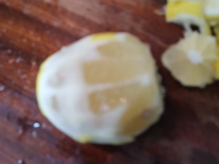 1、柠檬汁,柠檬去皮