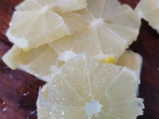 2、柠檬汁,切片去皮