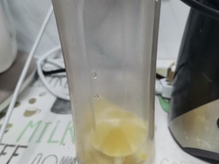 3、柠檬汁,放入料理机里