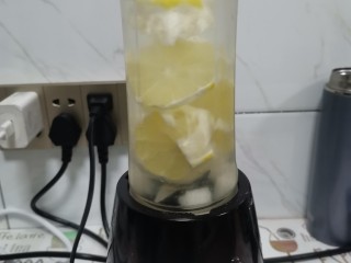 5、柠檬汁,加入水