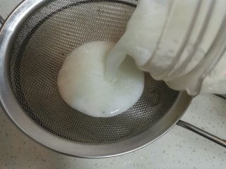 7、柠檬汁,榨好后用过滤网过滤