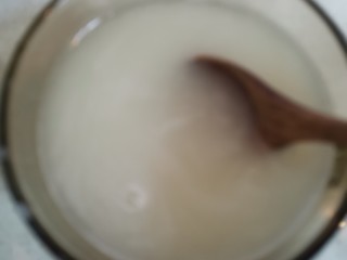 8、柠檬汁,用勺子把浮沫打出去