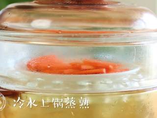 3、玉米胡萝卜羹,上锅蒸熟