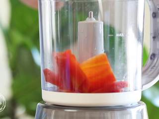 7、玉米胡萝卜羹,胡萝卜放入辅食机搅打成胡萝卜泥