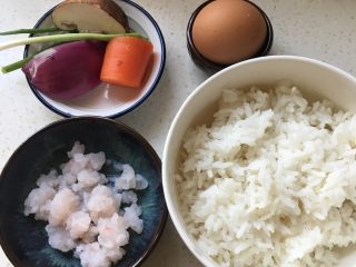 1、洋葱虾仁炒饭,准备食材