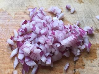 2、洋葱虾仁炒饭,洋葱切丁