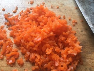 3、洋葱虾仁炒饭,胡萝卜切丁