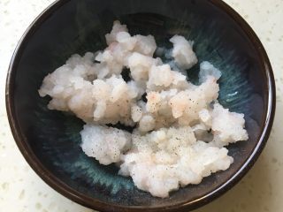 5、洋葱虾仁炒饭,磷虾虾仁放黄酒和胡椒粉腌制一会