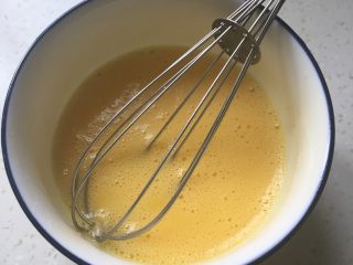 6、洋葱虾仁炒饭,鸡蛋打散