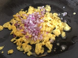 8、洋葱虾仁炒饭,加入洋葱丁翻炒均匀