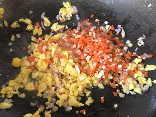 9、洋葱虾仁炒饭,加入胡萝卜丁和香菇丁翻炒均匀