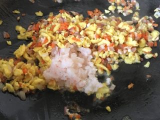 10、洋葱虾仁炒饭,加入虾仁翻炒均匀
