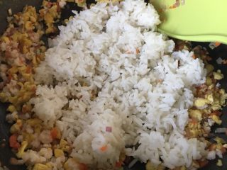 11、洋葱虾仁炒饭,放入饭，加盐翻炒