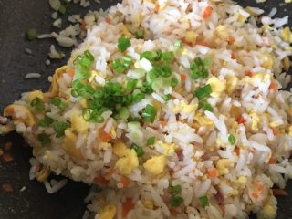 12、洋葱虾仁炒饭,加葱关火，靠余温翻炒均匀出锅