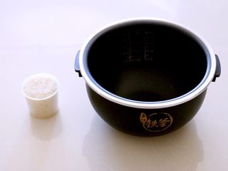 4、喷香的香菇排骨焖饭,取米，我用了两量杯。这个可以根据实际情况来调整。