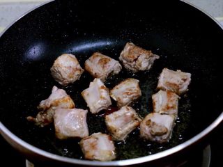 5、喷香的香菇排骨焖饭,热锅热油，先下排骨中小火煸炒出部分水汽，至焦黄。这样处理的排骨才香，口感也好。
