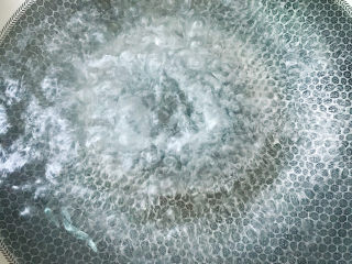 1、芒果西米捞,锅中加入大量清水，烧开