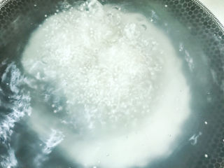 3、芒果西米捞,倒入开水锅中