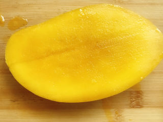 10、芒果西米捞,对半切开