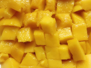 12、芒果西米捞,切成块