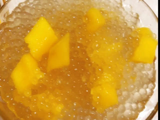 13、芒果西米捞,另外一个锅放开水，加入冰糖煮至完全融化，放入西米和1/3芒果煮开