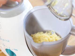 3、8m+小米饼(宝宝辅食),煮好的小米放入辅食机中~