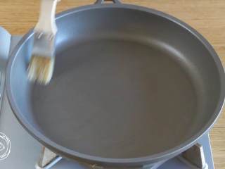 9、8m+小米饼(宝宝辅食),锅中刷少许油~